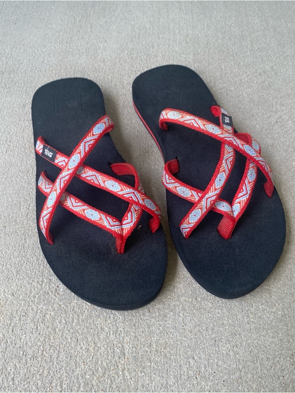Teva Olowahu Slip On Black Sandals with Red and White Patterned Straps Size 8